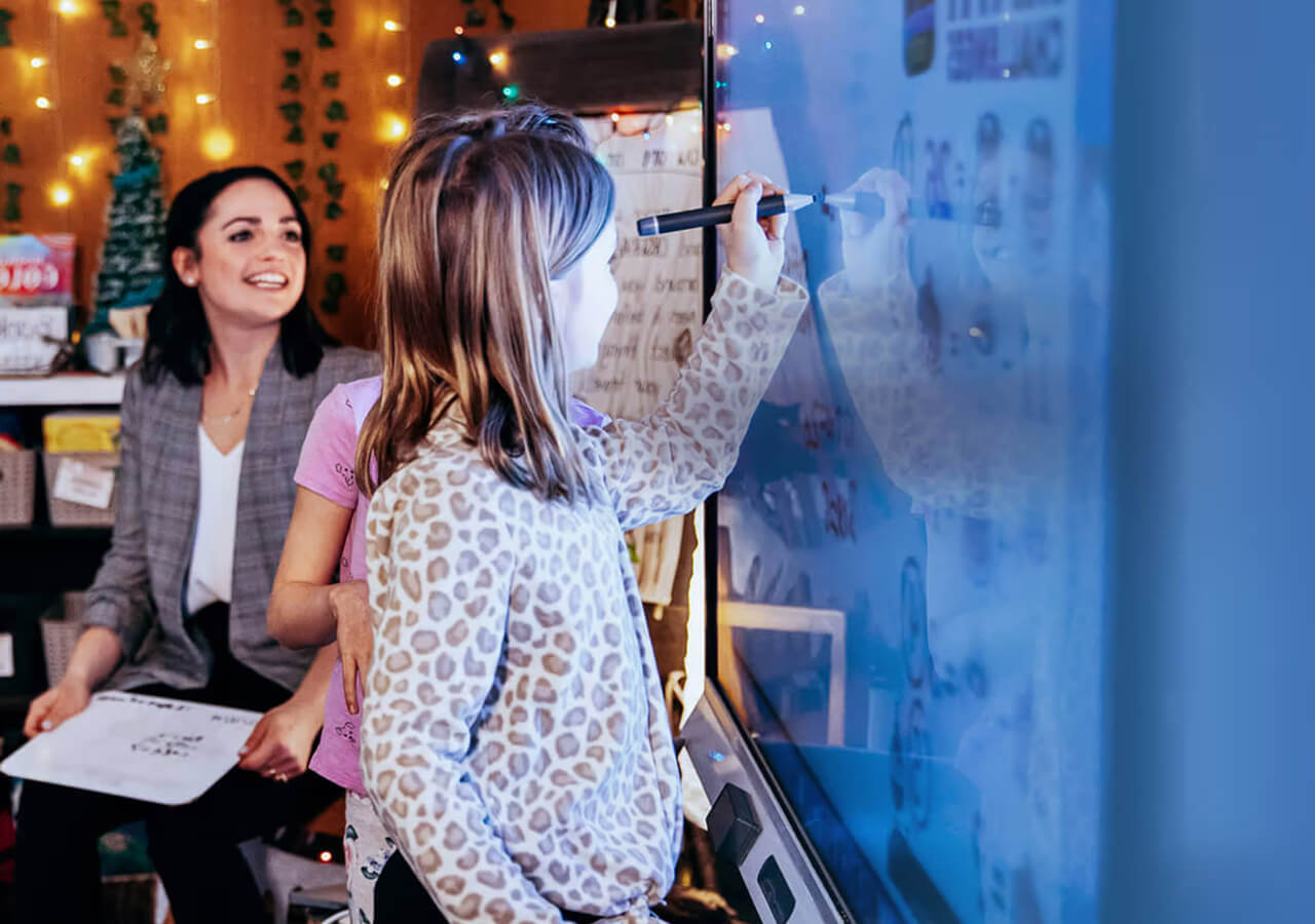 Leerlingen werken aan een SMART Board in de klas